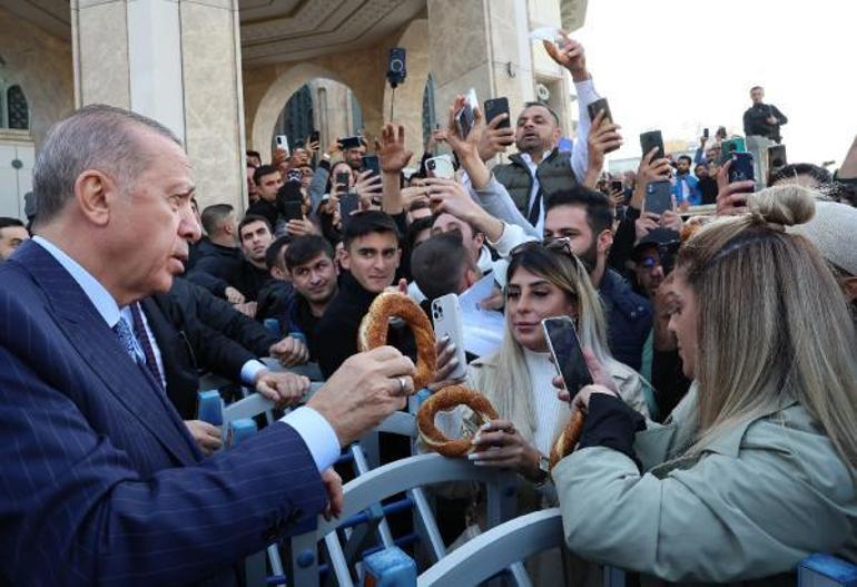 Cumhurbaşkanı Erdoğan Taksimde simit dağıttı