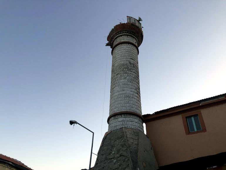 İzmir depreminde balkondan atlayan Efe, toprağa verildi