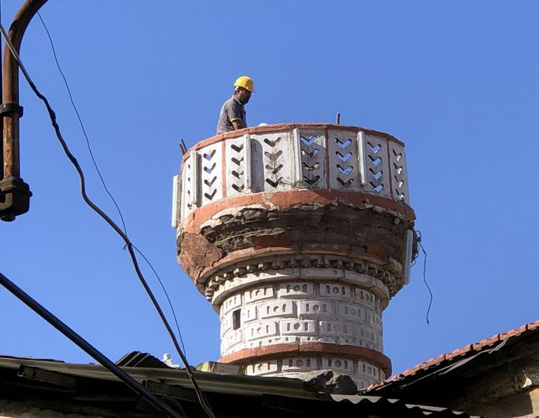 İzmir depreminde balkondan atlayan Efe, toprağa verildi