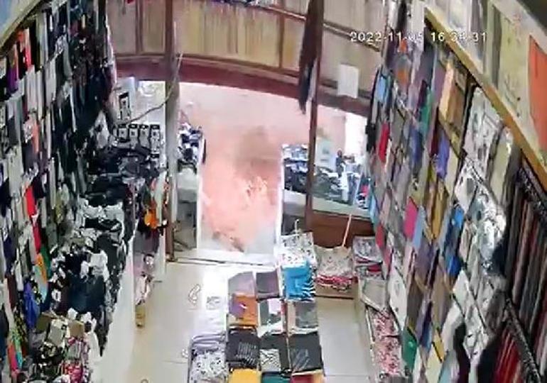 Elazığda 3’ü çocuk 5 kişi, çöken sundurmanın altında kalmaktan saniyelerle kurtulmuş