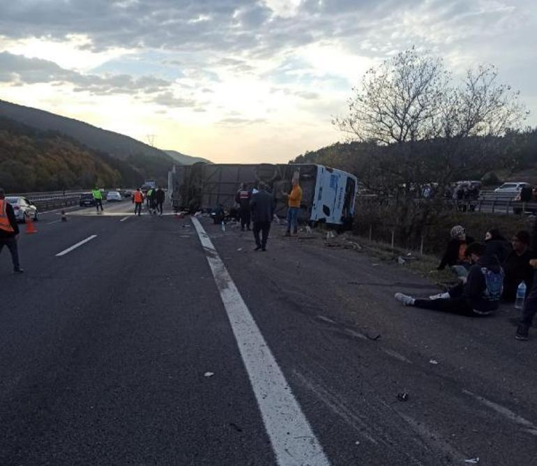 Boluda yolcu otobüsü devrildi; 3 ölü, 32 yaralı