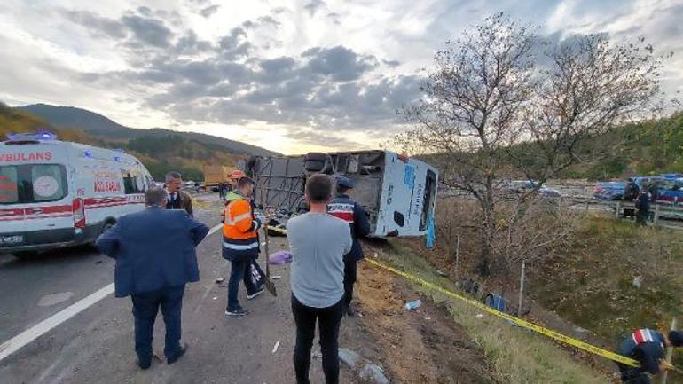 Boluda yolcu otobüsü devrildi; 3 ölü, 32 yaralı