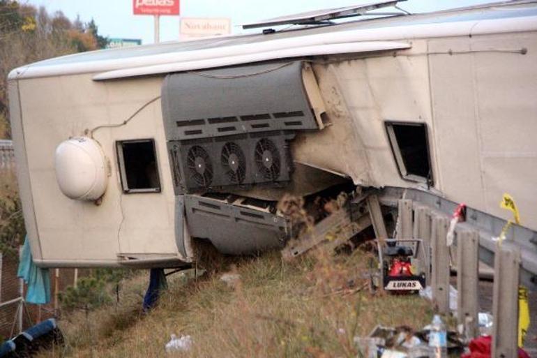 Boluda yolcu otobüsü devrildi; 3 ölü, 32 yaralı