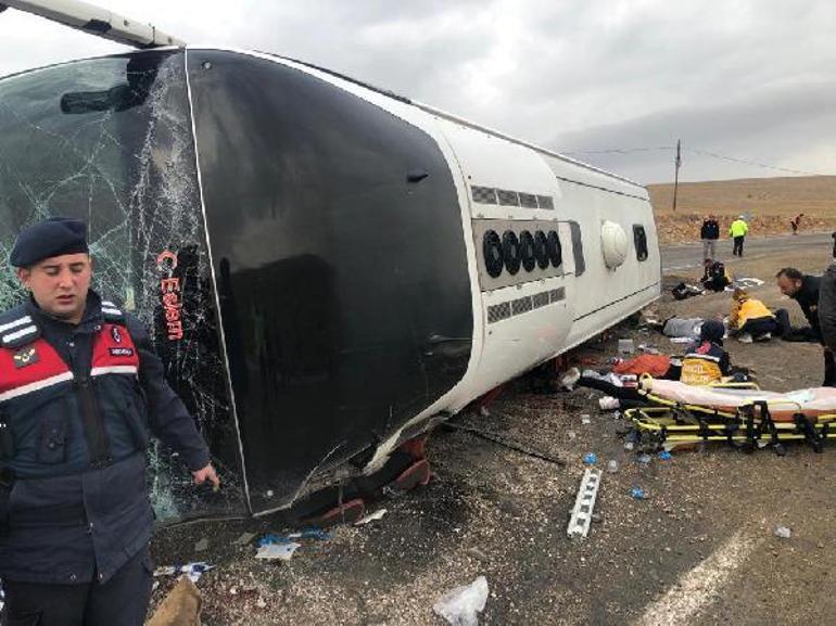 Sivasta göçmenleri taşıyan yolcu otobüsü devrildi; 2 ölü, 30 yaralı