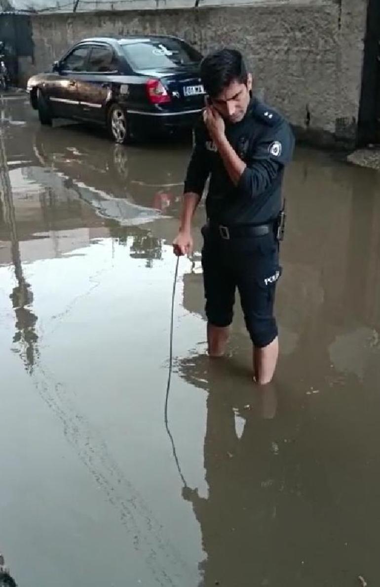 Yağmurda tıkanan kanalizasyonu komiser açtı