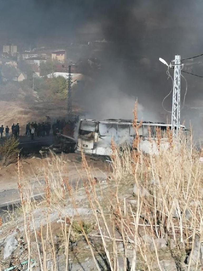 Ağrıda karşı şeride geçen otobüs, 2 kamyona çarparak yandı: 7 ölü, 18 yaralı