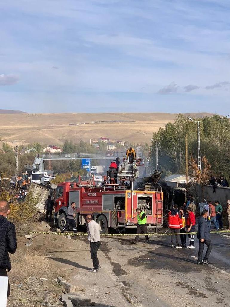 Ağrıda karşı şeride geçen otobüs, 2 kamyona çarparak yandı: 7 ölü, 18 yaralı