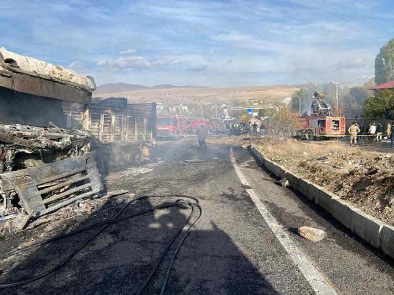 Ağrıda karşı şeride geçen otobüs, 2 kamyona çarparak yandı: 7 ölü, 18 yaralı