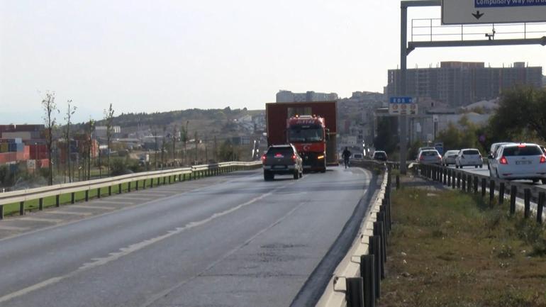 Beylikdüzünde prefabrik ev taşıyan TIR varyant altında sıkıştı