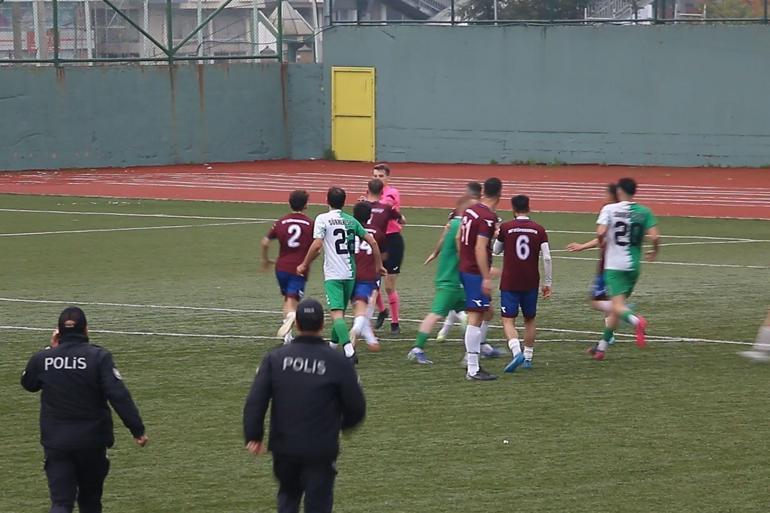 Trabzonda amatör maçta hakemlere bayrak direğiyle saldırı