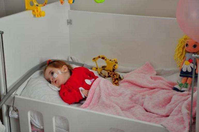 SMA hastası İrem Nur için gerekli para toplandı, komşuları ve sevenleri meşale yakıp halay çekti