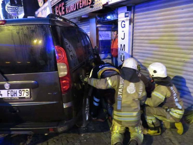 Ümraniyede kaldırıma çıkan araç kadına çarptı