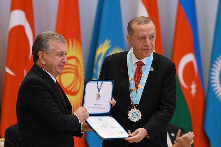 Özbekistan’da Erdoğan’a verilen iki nişan
