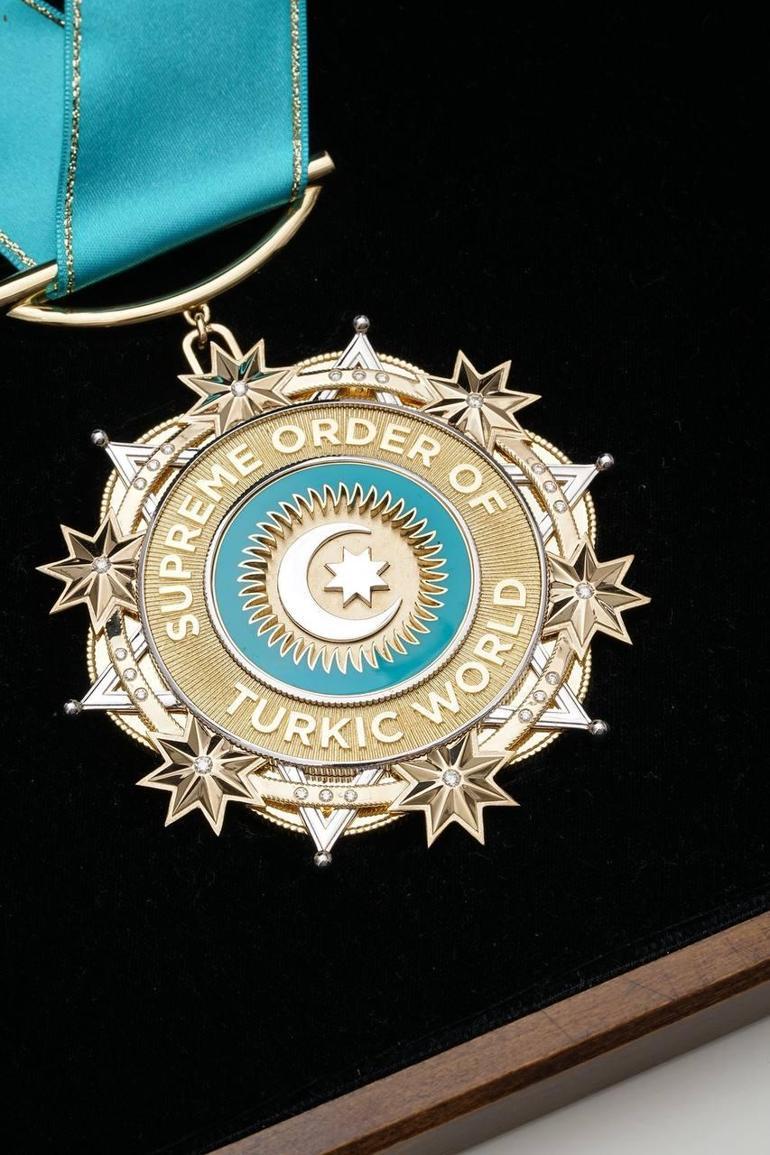 Özbekistan’da Erdoğan’a verilen iki nişan