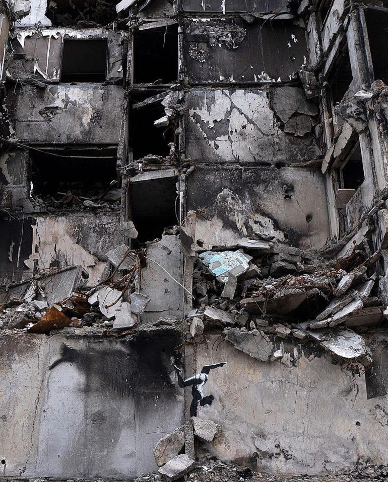 Ünlü duvar ressamı Banksy’nin son eseri, Ukrayna’da bombalanan bir binada ortaya çıktı