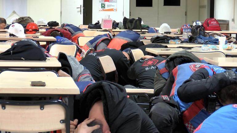 Türkiye ve KKTCde Çök- Kapan- Tutun deprem anı tatbikatı gerçekleştirildi