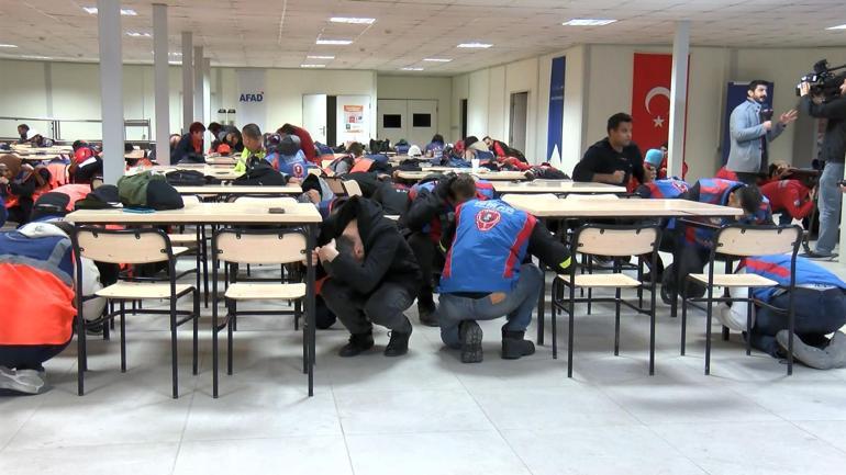 Türkiye ve KKTCde Çök- Kapan- Tutun deprem anı tatbikatı gerçekleştirildi