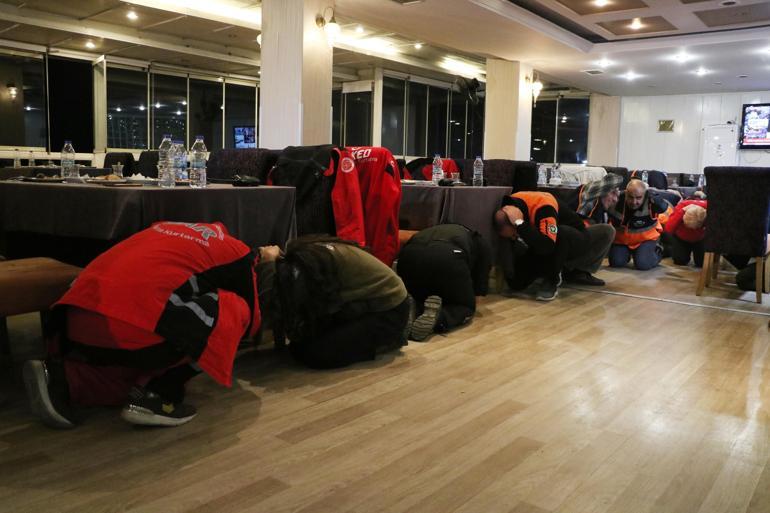 Türkiye ve KKTCde Çök- Kapan- Tutun deprem anı tatbikatı gerçekleştirildi