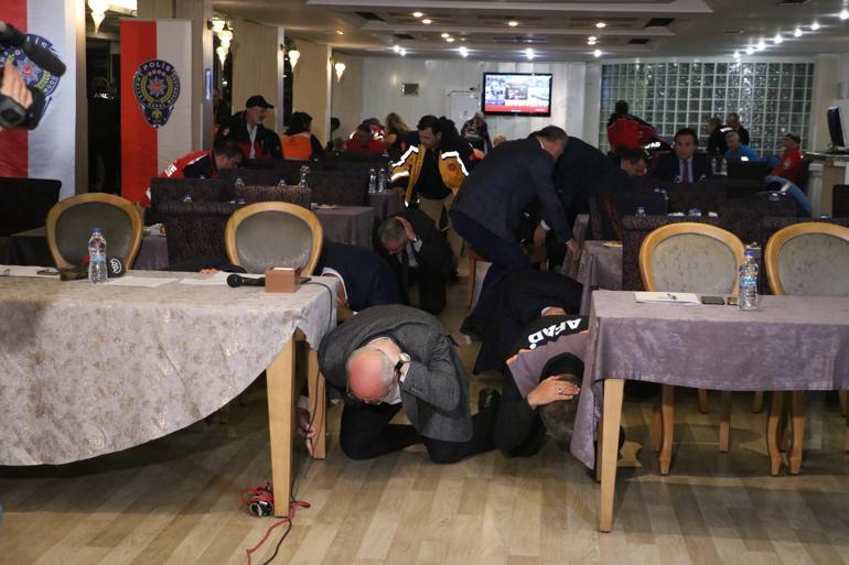 Türkiye ve KKTCde Çök- Kapan- Tutun deprem anı tatbikatı gerçekleştirildi