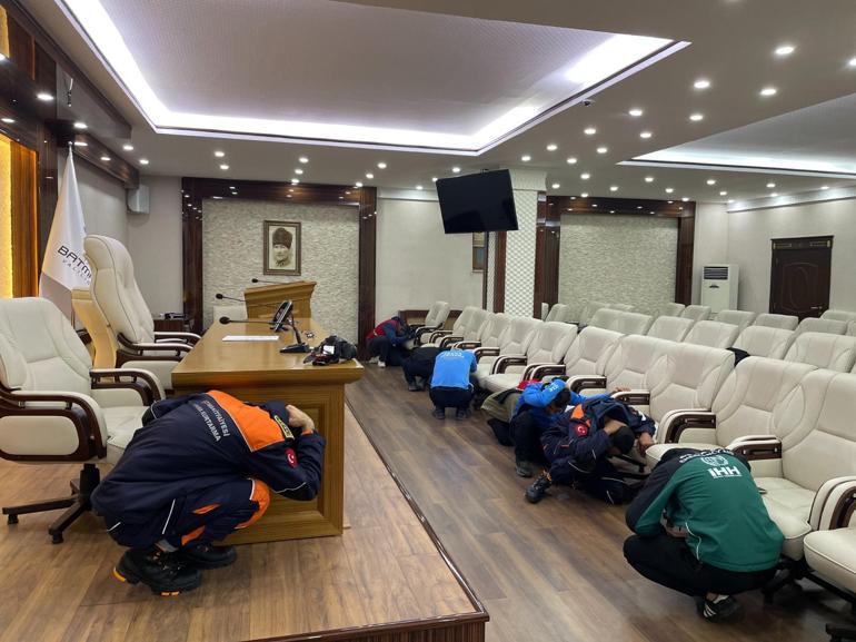 Türkiye ve KKTCde Çök- Kapan- Tutun deprem anı tatbikatı gerçekleştirildi