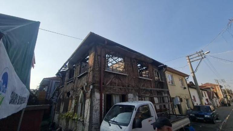 Sakaryada 2 katlı evde yangın; 1i çocuk, 2 ölü, 3 yaralı