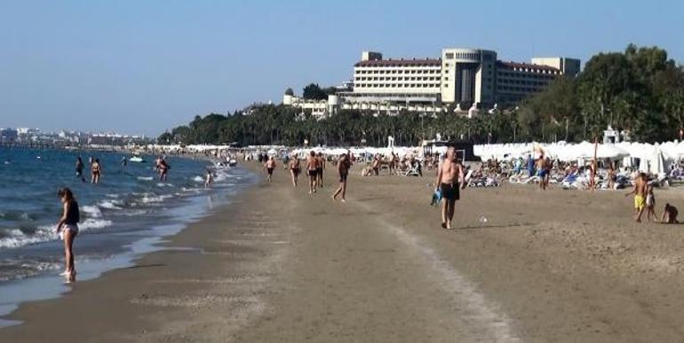 Antalyada turistler kasım ayının ortasında denize giriyor