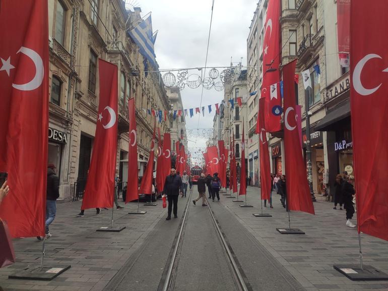 İstiklal Caddesi Türk bayraklarıyla donatıldı