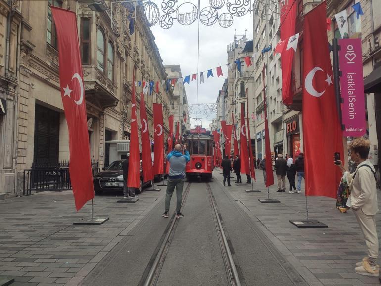 İstiklal Caddesi Türk bayraklarıyla donatıldı