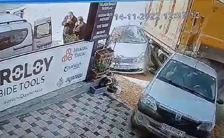 Freni boşalan kamyon, 3 otomobil ile 2 yayaya çarpıp, iş yerine daldı