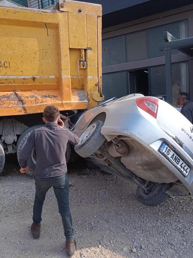Freni boşalan kamyon, 3 otomobil ile 2 yayaya çarpıp, iş yerine daldı