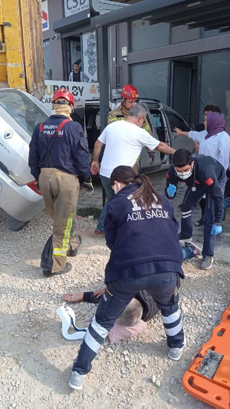 Freni boşalan kamyon, 3 otomobil ile 2 yayaya çarpıp, iş yerine daldı