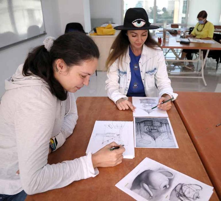 Yerleşik yabancı kadınlar, resim kursunda buluşuyor