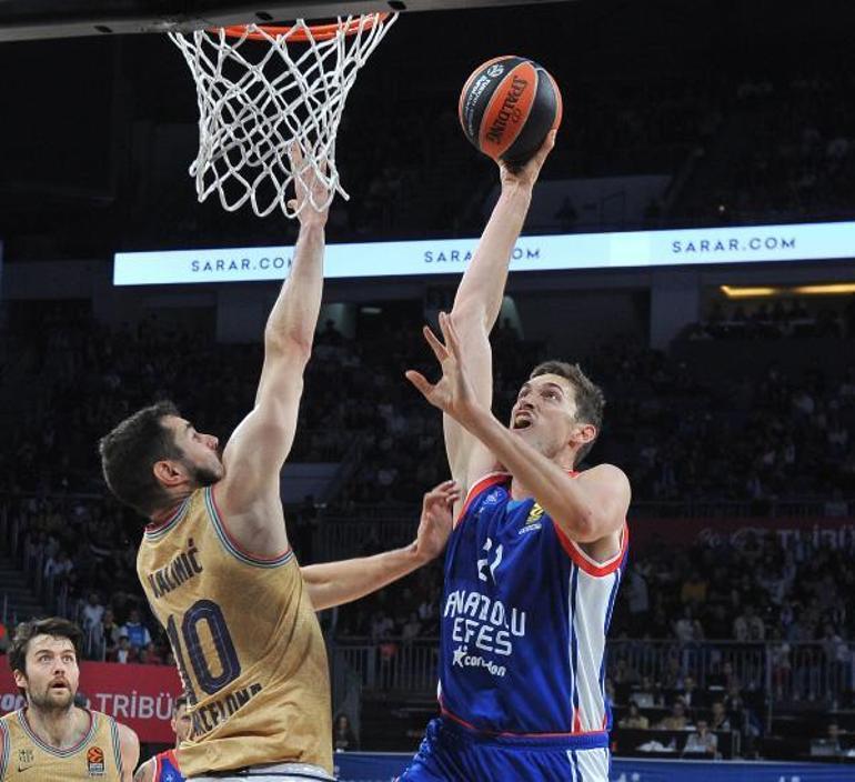 Anadolu Efes Barcelonayı devirdi