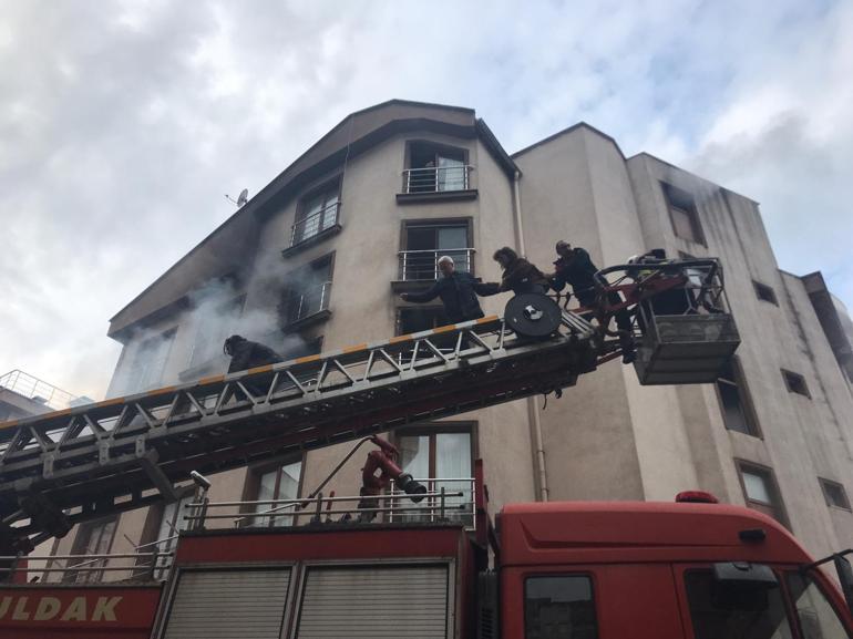 Zonguldakta ev yangını; 15 öğrenci dumandan etkilendi