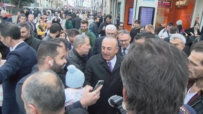 Bakan Çavuşoğlu İstiklal Caddesi’nde açıklama yaptı