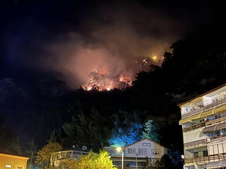 Tatil beldesinde çıkan orman yangını kontrol altına alındı