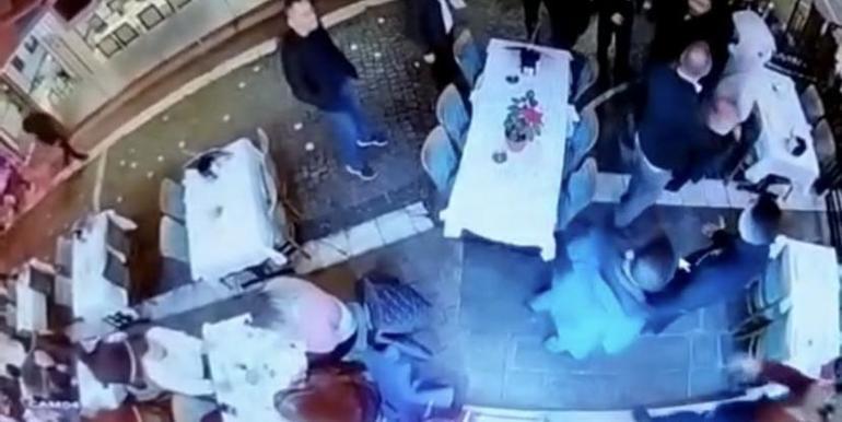 Kumkapıda komşu restoran çalışanlarının kavgası kamerada