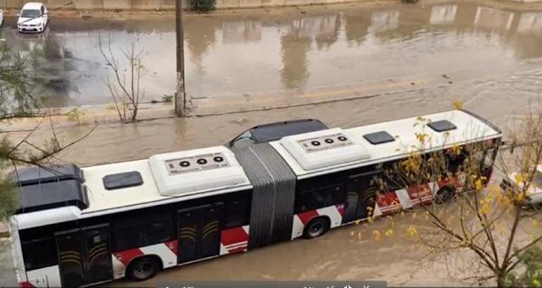 İzmirde sağanak; Tarihi Kemeraltı Çarşısını su bastı
