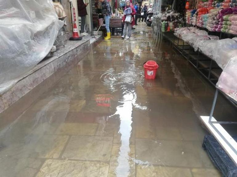 İzmirde sağanak; Tarihi Kemeraltı Çarşısını su bastı