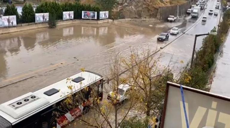 İzmirde sağanak; Tarihi Kemeraltı Çarşısını su bastı