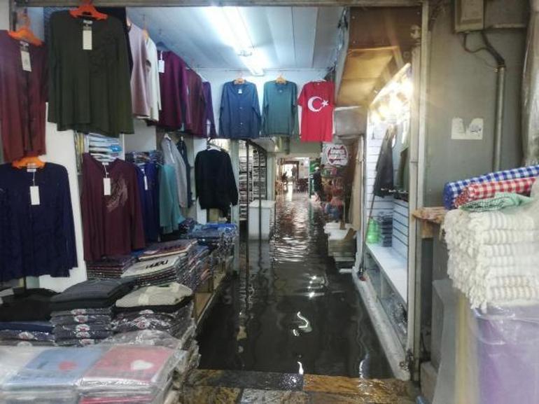 İzmirde sağanak; Tarihi Kemeraltı Çarşısını su bastı