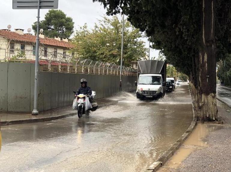 İzmirde sağanak; Tarihi Kemeraltı Çarşısını su bastı