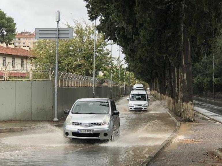 İzmirde sağanak; Tarihi Kemeraltı Çarşısını su bastı