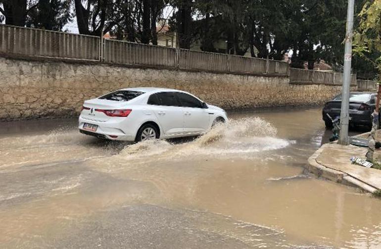 İzmirde sağanak; Tarihi Kemeraltı Çarşısını su bastı