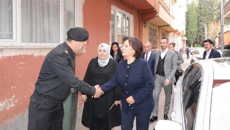 Hülya Koçyiğitten şehit astsubay Emre Sevinç’in ailesine taziye ziyareti