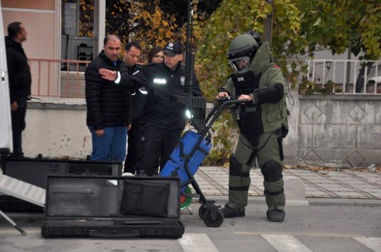 Otobüs durağında unutulan paket polisi alarma geçirdi