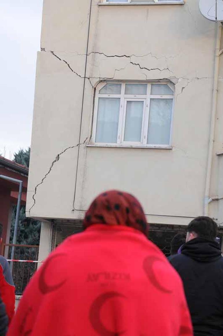 Düzce merkezli depremde hasar oluşan binanın sahibi deprem anını anlattı