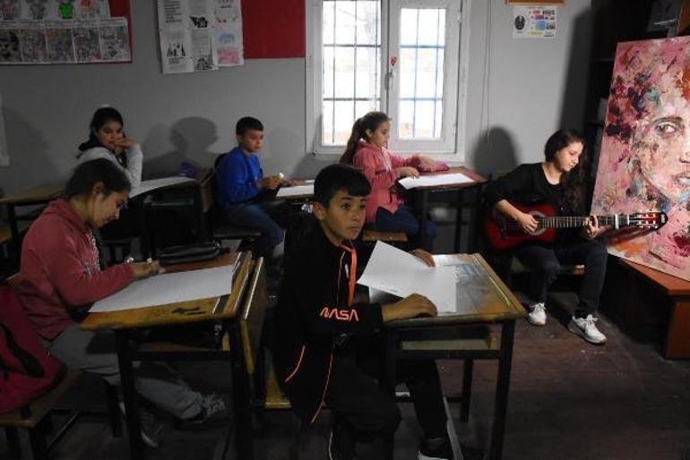 Öğretmenler konteyner okulda atölyeye katıldı