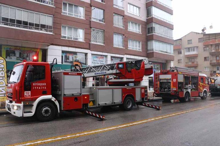 Ankarada 10 katlı binanın çatısında yangın; 8 kişi dumandan etkilendi