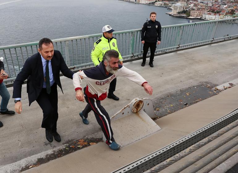 Cumhurbaşkanı Erdoğan köprüde intihar etmek isteyen kişiyi ikna etti